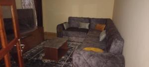 a living room with a couch and a tv at Résidence Diamant in Bamako +1 photo