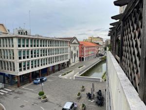 a view of a city street with buildings at Rachana Guest House in Mestre