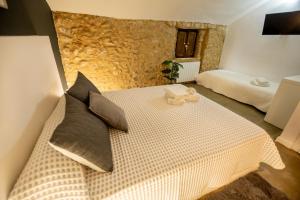 ein Schlafzimmer mit einem Bett und zwei Kissen in der Unterkunft Hotel Raimblanc in Villargordo del Cabriel