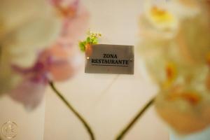 a sign on a wall with flowers in front of it at OR HOTEL 94 in Barranquilla