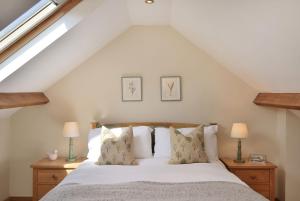a bedroom with a bed with white sheets and pillows at Spacious Free Parking 5 Mins from City Centre in Hereford