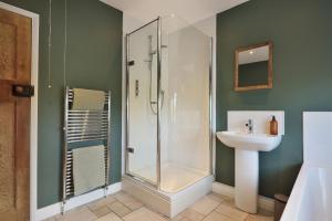 a bathroom with a shower and a sink at Spacious Free Parking 5 Mins from City Centre in Hereford +36 photos