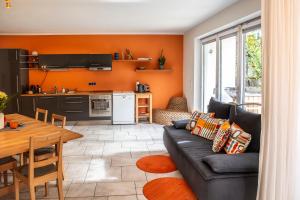a living room with a couch and a table at Ferienstudio Traunsee in Gmunden