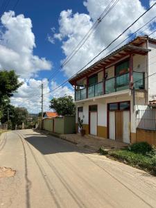 an empty street in front of a building at Quartos em Tiradentes MG - A Casa Sarará in Tiradentes