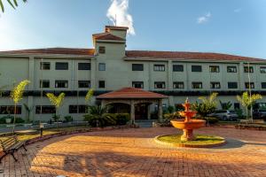 a large building with a fountain in front of it at Guararema Parque Hotel in Guararema