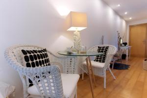 a room with two chairs and a table with a lamp at Monte d'Alto in Santo Estêvão
