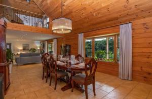 a dining room with a table and chairs at Blue Mountains Cabin in Boquete