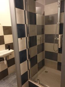 a bathroom with a shower and a sink at l'authentique in Saint-Amand-Montrond