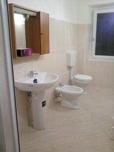 een badkamer met een wastafel en een toilet bij Via Roma41 in Chiesa
