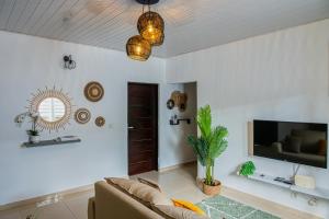 ein Wohnzimmer mit Sofa und Flachbildfernseher in der Unterkunft La villa five star in Azuretti