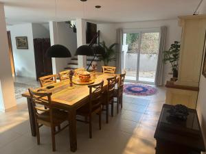 a dining room with a wooden table and chairs at veleiros g3 in Ibiúna