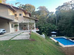 a house with a yard and a swimming pool at veleiros g3 in Ibiúna