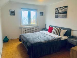 a bedroom with a bed and a window at Schwedenhaus-Nykroppa in Nykroppa