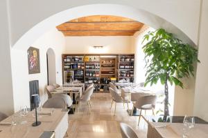 a restaurant with tables and chairs and a large archway at Hotel Monti in Lamporecchio