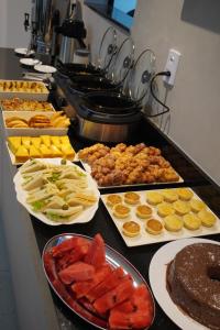 ein Buffet mit vielen verschiedenen Speisen an einer Theke in der Unterkunft Mairí Hotel in Itaituba