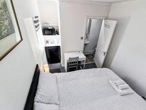 a small room with a bed and a kitchen at Cherry Studio - Self Contained One-Bed Studio Flat in Oxford