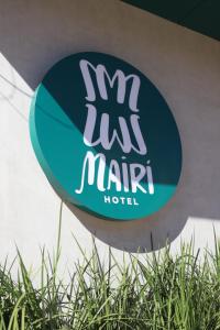 ein Schild für ein Motel auf Mauritius in der Unterkunft Mairí Hotel in Itaituba
