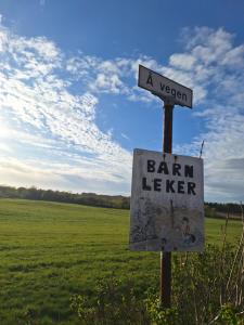 a sign that says a vegan and a farm keeper at Slettavegen1a in Time