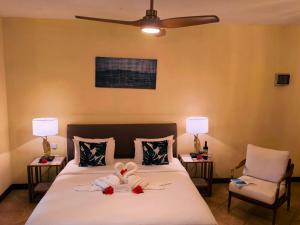 ein Schlafzimmer mit einem Bett, auf dem ein Stofftier liegt in der Unterkunft Castello Beach Hotel in Grand'Anse Praslin + 46 Fotos