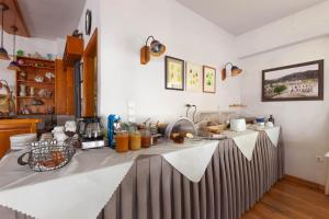 une cuisine avec un comptoir où se trouvent des aliments dans l'établissement Pramataris, à Monemvasia 34 autres photos