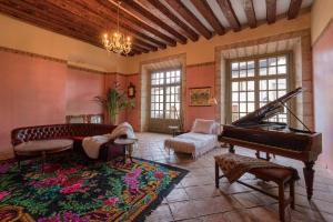 a living room with a couch and a piano at Casa Rural Palacio Armiñón in Armiñón