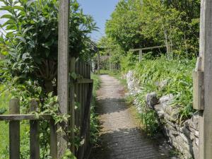 an entrance to a garden through a fence at Middle Cottage in Salisbury
