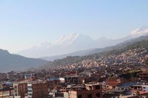 a view of a city with mountains in the background at hotel turistico in Huaraz