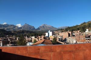 a view of a city with mountains in the background at hotel turistico in Huaraz