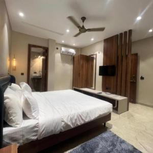 a bedroom with a bed and a ceiling fan at Hotel Abhilash in Pachmarhī