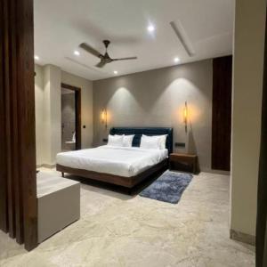 a bedroom with a bed and a ceiling fan at Hotel Abhilash in Pachmarhī