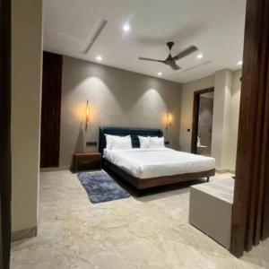 a bedroom with a bed and a ceiling fan at Hotel Abhilash in Pachmarhī