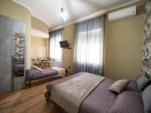 a bedroom with two beds and a table at B&B Son De Mar in Salerno