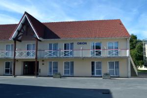 a white building with a red roof at Stella Maris in Stella-Plage
