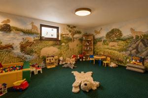 a room filled with toys and a mural at DWOREK MYŚLIWSKI HUBERT- przy samych Termach Bania i Stoku Narciarskiego Kotelnica, na miejscu wypożyczalnia nart, rowerów elektrycznych w atrakcyjnej cenie dla gości in Białka Tatrzańska +77 photos
