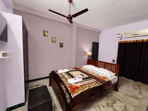 a bedroom with a bed and a ceiling fan at Royal Villa Pondy in Pondicherry