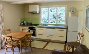 Een keuken of kitchenette bij Akaroa Country House