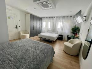 a hotel room with a bed and a chair at Hospedaje C-17 in Segovia
