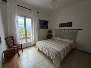 ein Schlafzimmer mit einem Bett und einem großen Fenster in der Unterkunft La Stanza in Poggio