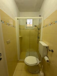 ein Badezimmer mit Dusche und Toilette mit Glastür in der Unterkunft La Stanza in Poggio