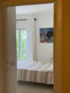 ein Schlafzimmer mit einem Bett und einem Fenster in der Unterkunft La Stanza in Poggio + 2 Fotos
