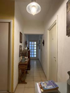 ein Flur mit einem Tisch und einer Lampe in der Unterkunft La Stanza in Poggio