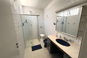 a bathroom with a sink and a shower and a toilet at Quartos individuais Vila Olimpia 1 in São Paulo