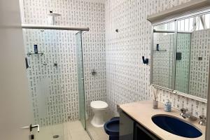 a bathroom with a glass shower and a toilet at Quartos individuais Vila Olimpia 1 in São Paulo