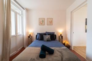 a bedroom with a large bed with blue sheets at Au 212, T2 moderne et confortable in Mont-de-Marsan