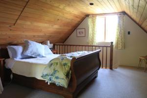 سرير أو أسرّة في غرفة في Akaroa Country House