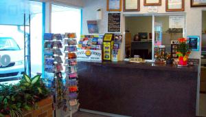 a store with a counter in a store at Blue Mist Motel Florence in Florence +12 photos