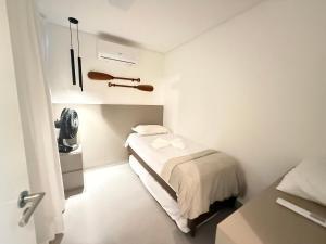 a white room with a bed and a desk at Sofisticado 2Q 200m do Mar 1 min do Centrinho in Porto De Galinhas