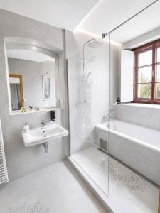 ein Badezimmer mit Badewanne, Waschbecken und Dusche in der Unterkunft Hotel 100 in Pardubice + 21 Fotos