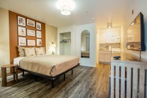 a bedroom with a bed and a kitchen at Chic AZ Studio Travel Nurses Welcome in Cashion