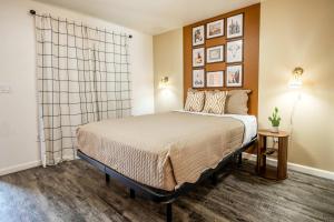 a bedroom with a bed in a room at Chic AZ Studio Travel Nurses Welcome in Cashion